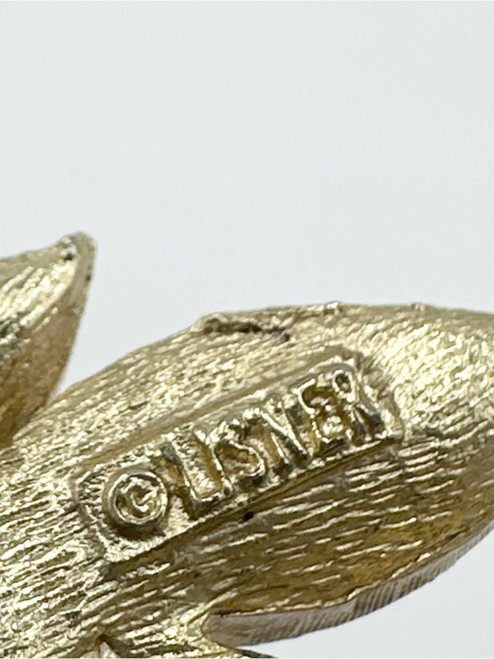 Lisner Signed Vintage Leaf Wreath Gold Tone Brooch